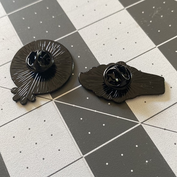 Pin set - Picture 2 of 3